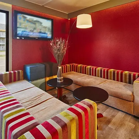 Campanile Melun Senart Hotell